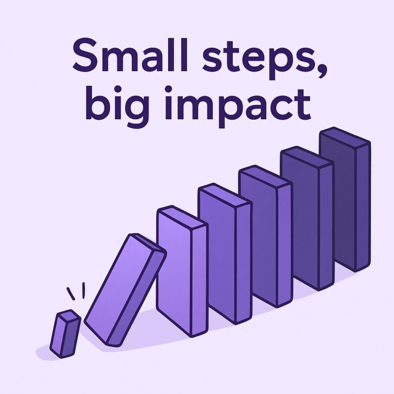 小さなドミノを倒すと大きなドミノが倒れる“ドミノ効果”のイラスト＋短いキャッチ「Small steps, big impact」